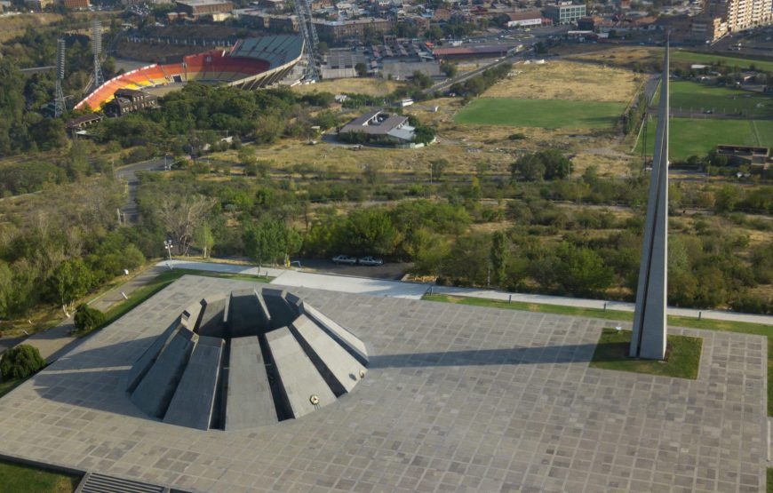 Пешеходная экскурсия по Еревану: Матенадаран, Музей Геноцида, Вернисаж.