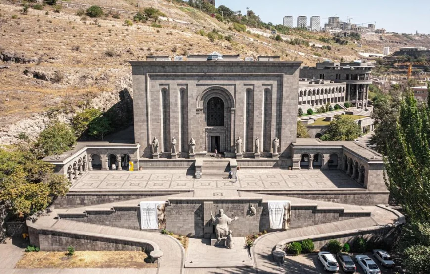 Пешеходная экскурсия по Еревану: Матенадаран, Музей Геноцида, Вернисаж.