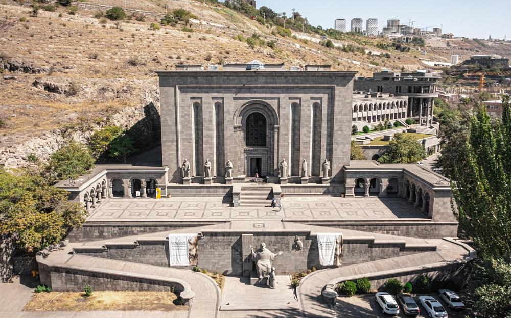 Пешеходная экскурсия по Еревану: Матенадаран, Музей Геноцида, Вернисаж. Yerevan Walking tour, Matenadaran, Genocide museum, Vernisagge Open Bazar