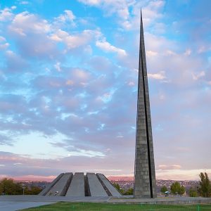 Пешеходная экскурсия по Еревану: Матенадаран, Музей Геноцида, Вернисаж.
