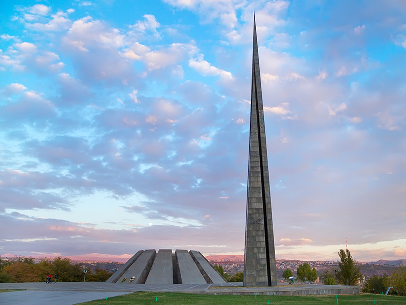 Пешеходная экскурсия по Еревану: Матенадаран, Музей Геноцида, Вернисаж. Пешеходная экскурсия по Еревану: Матенадаран, Музей Геноцида, Вернисаж.