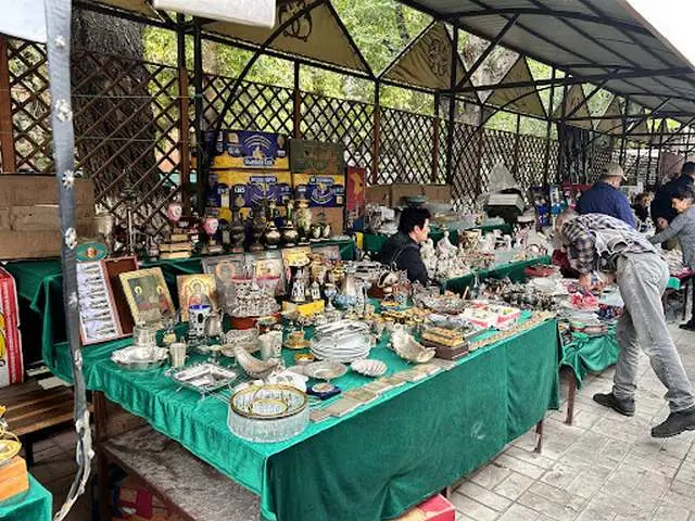 Vernissage open air shop