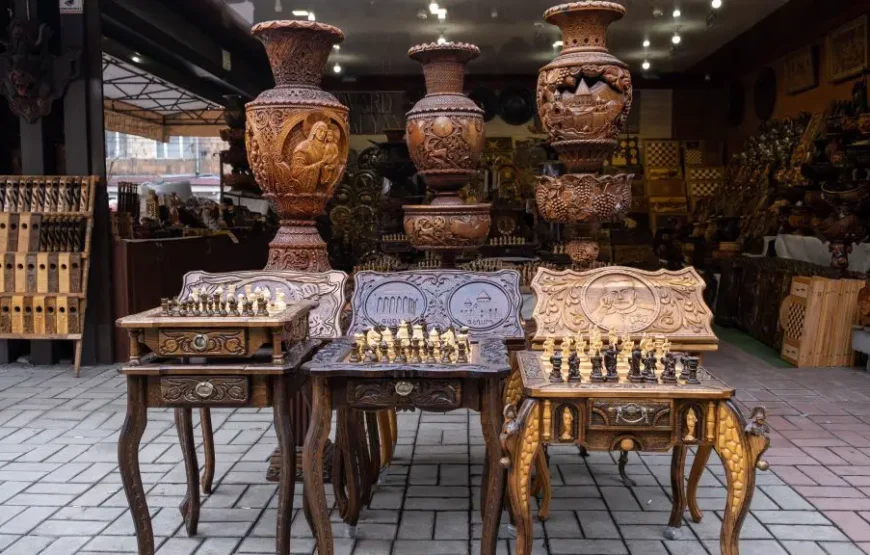 Пешеходная экскурсия по Еревану: Матенадаран, Музей Геноцида, Вернисаж.