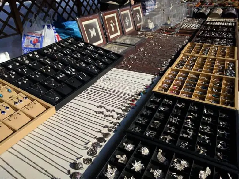 vernissage market open air shop