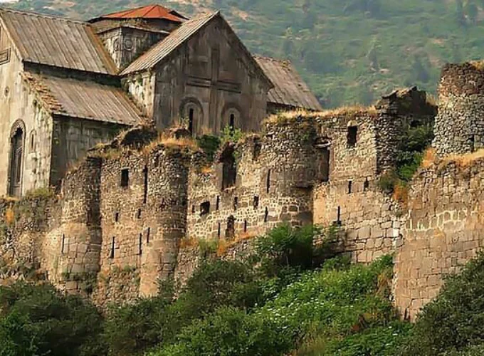 Zarni Parni Cave Castle