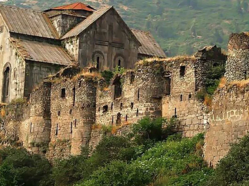 Zarni Parni Cave Castle 
