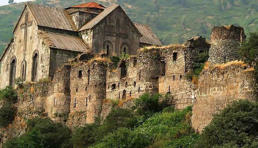 Zarni Parni Cave Castle 